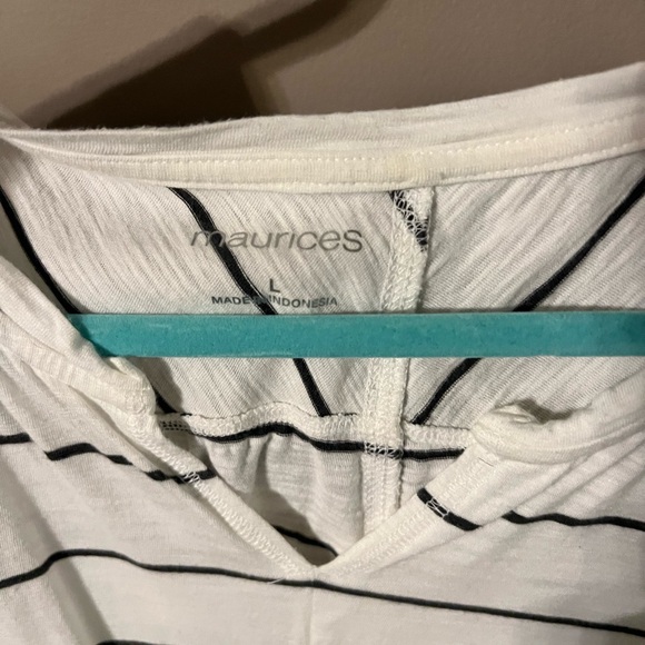 Maurice’s white top with gray stripes size Large - Picture 2 of 2